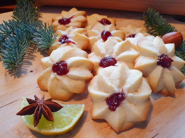 Butterspritzgebäck mit Konfitüre 200 g